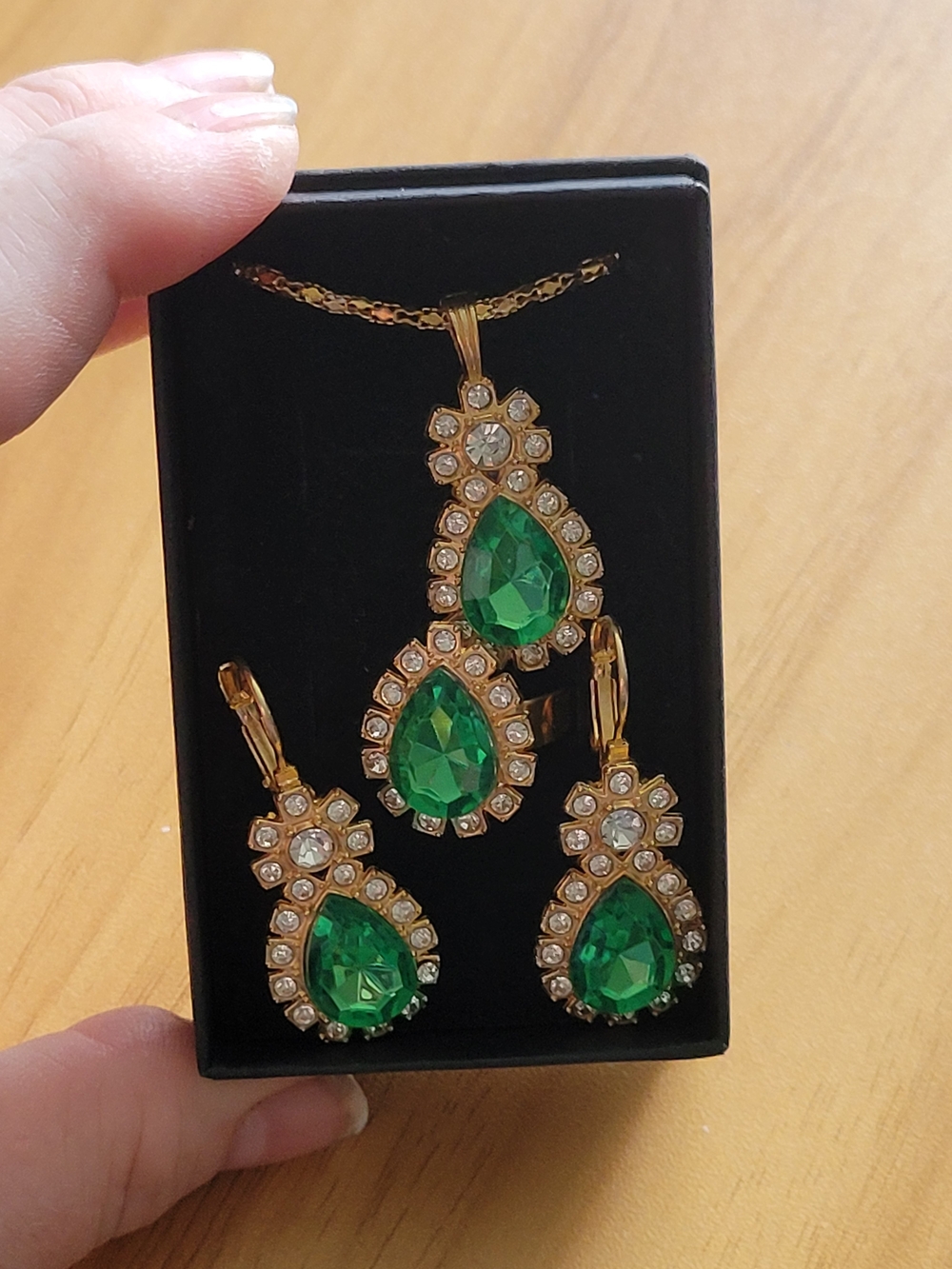 🧋NEW🧋 Stainless Steel  Green Teardrop Crystal Necklace & Earrings Set